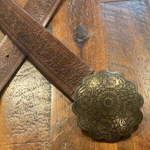 Garnet Hill leather belt brass floral buckle M